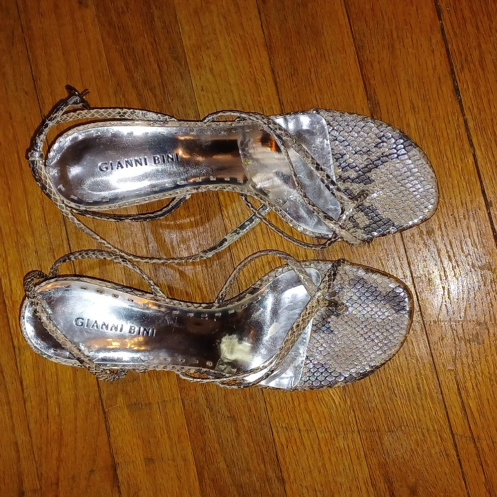 Gianni Bini silver snakeskin heels 8.5